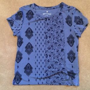 American Eagle blue patterned t-shirt